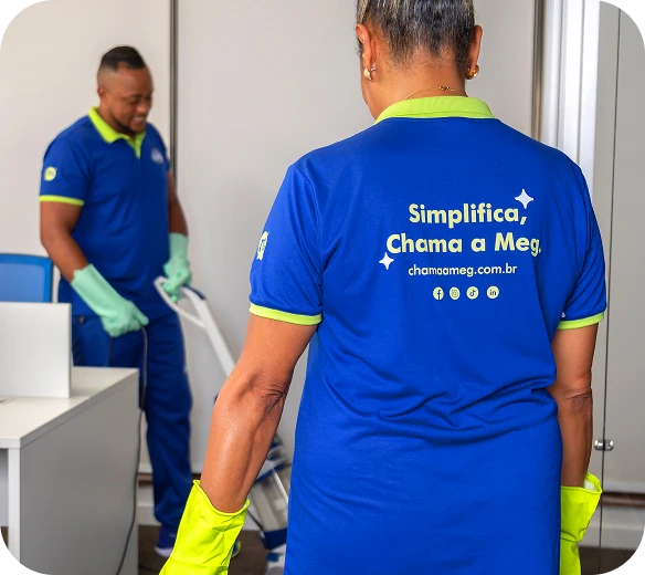 Profissionais Chama a Meg realizando limpeza