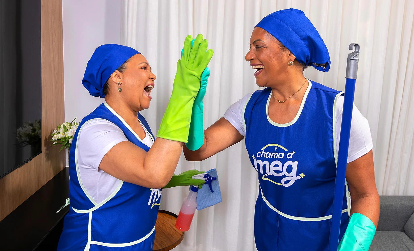 Duas profissionais Chama a Meg comemorando